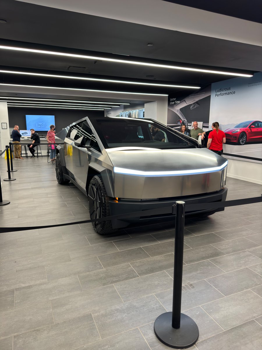 KesiSchweiz's tweet image. The way cars are built is changing rapidly. 

With AI, we can explore new and innovative ways to produce car parts. 

The same thing is happening in the chemical industry, where AI is helping to discover and test new medicines.