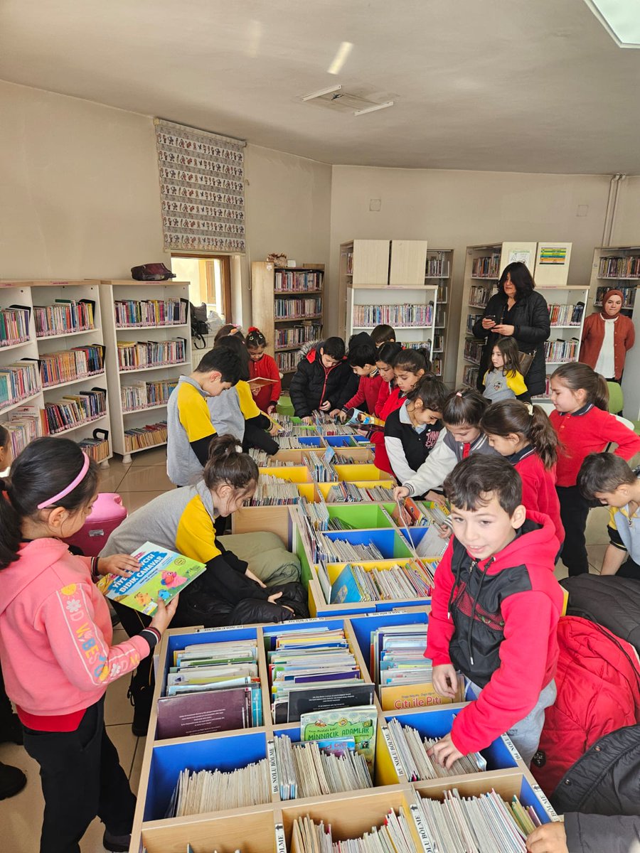 📚Bugün kütüphanemizde Atatürk İlkokulu 2. sınıf öğrencilerine kütüphane tanıtımı (oryantasyon) yapılmıştır.

Kütüphanemizi ziyaret eden öğrencilere ve öğretmenlerine çok teşekkür ederiz.

#kütüphanelerdeyiz
#kütüphanedehayatvar
#kutuphanedeyim #kitap #oryantasyon