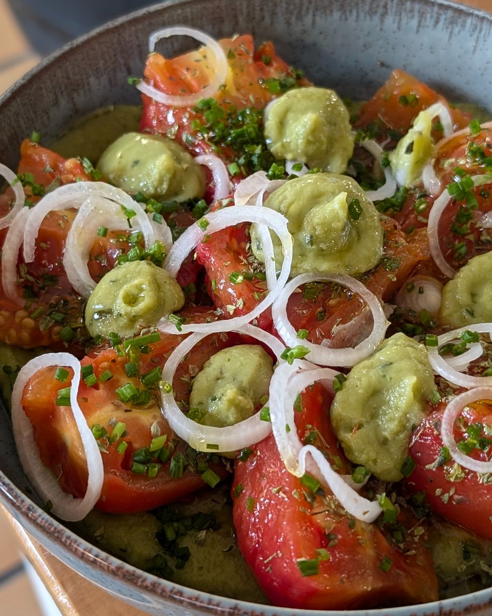 Tomate asado, aderezado con aceite de oliva virgen extra, cebolleta fresca y guacamole. Un toque de color y frescura para tu semana.

Nos vemos en 📍República Argentina, 12
☎ 953602532
juancarlostrujillo.com

#canelaenrama #gastronomia #menudegustacion #Linares