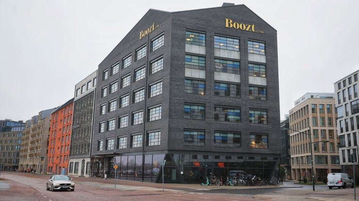 malmobon's tweet photo. Det onlinebaserade varuhuset Boozt ska flytta sitt huvudkontor från Malmö. Flyttlasset går till Köpenhamn, och samtliga cirka 500 medarbetare i Malmö erbjuds att följa med.
Huvudkontoret idag ligger i Hyllie. 
Anställda erbjuds följa med. Hårt slag för Malmös skatteintäkter. https://t.co/LI8yAgVDOH