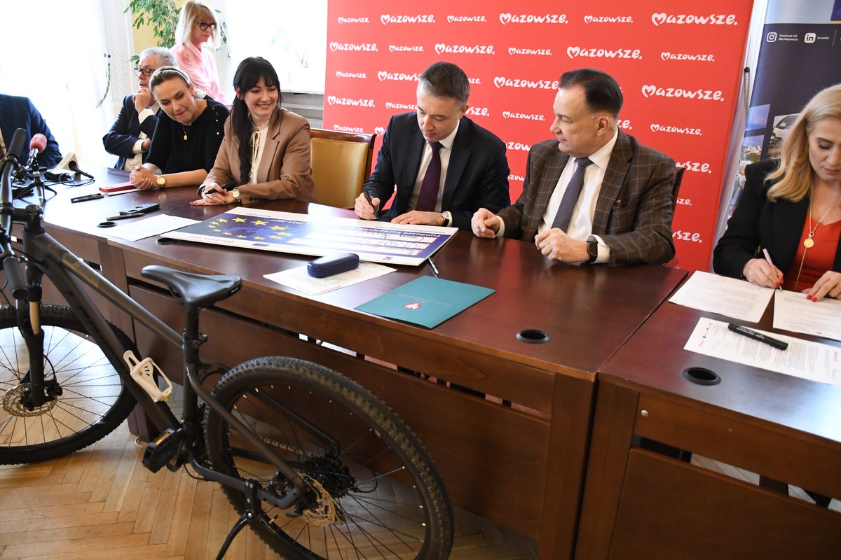 SejmikMaz's tweet photo. 🚲Jezioro Zegrzyńskie już wkrótce oplecie nowa sieć ścieżek rowerowych. Trasa będzie liczyła 2⃣4⃣ km i połączy gminy #Nieporęt #Radzymin #Serock i #Wieliszew. W realizacji inwestycji pomogą środki z Funduszy Europejskich dla Mazowsza 2021–2027. Wsparcie wyniesie 3⃣2⃣,5⃣ mln zł. https://t.co/wjz8ZVLrD4