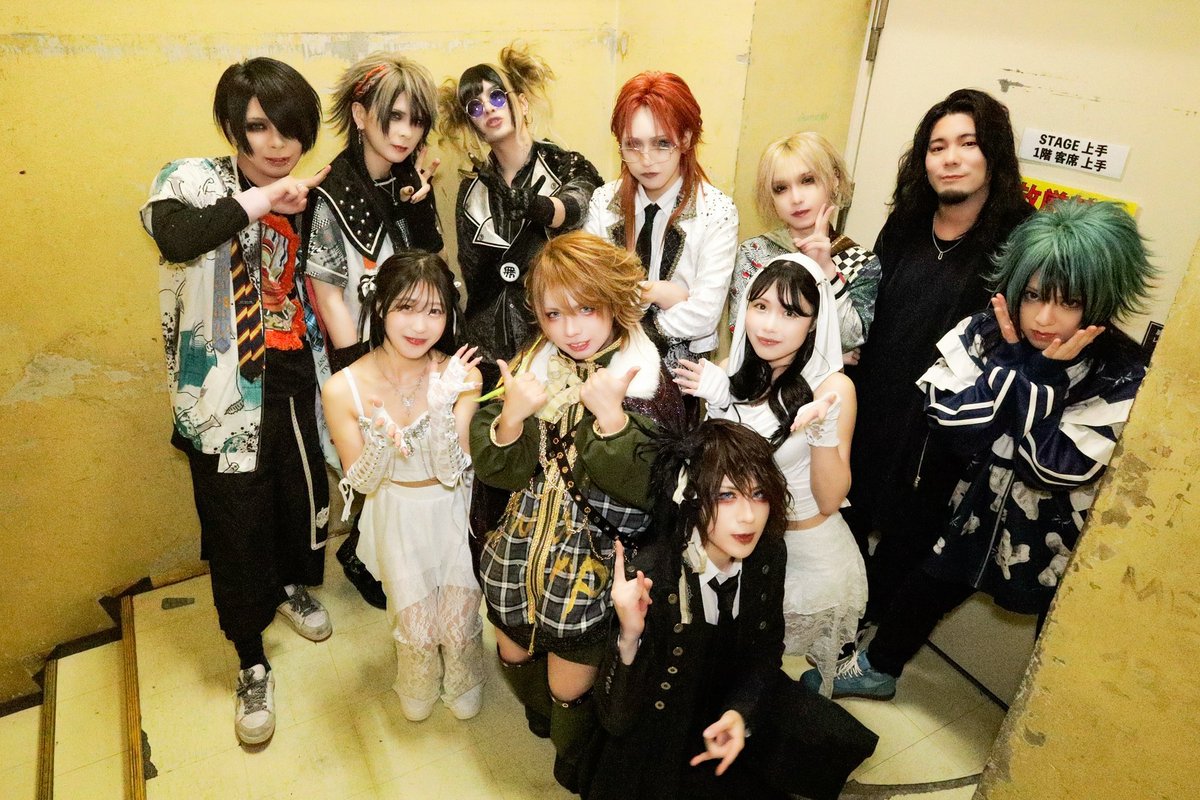 juda_schwarz's tweet photo. 毎回デカ箱で生誕参加させて頂き嬉しいし本当に感社です👔 でも、たまにでも一緒にライブできるなら場所なんて本当はどこでもいーんだっ。改めて今年も誕生日おめでとう

第一世代のさかもとより笑

20250221渋谷SpotifyO-WEST
社長生誕O.Aバンド https://t.co/fhjjHz3YKI
