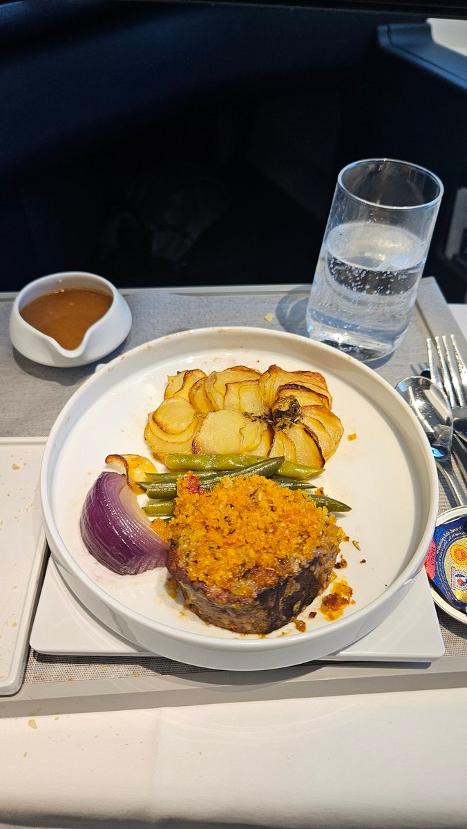 maldives2525's tweet photo. 機内で食べる牛ステーキ。 https://t.co/YhCmRNUSYD