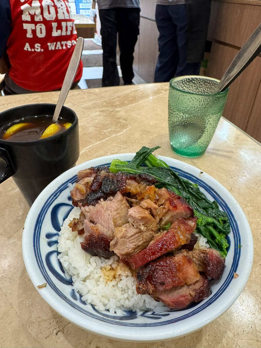 abco_0141's tweet photo. 九龍城から黄大仙に向かって歩いているときに見つけた弾幕。たぶん監督の母校？
叉焼飯も食べました！今回伺ったのは茘枝角の「忠哥叉燒皇」というお店。美味しかった～ https://t.co/KuXcWDDIZj