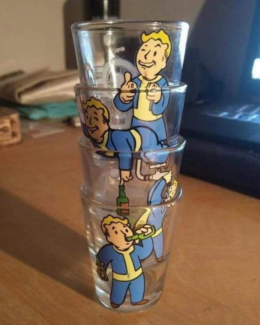 Ich kann nicht mehr. Wie gut ist das denn? 😂 Normalerweise teile ich keine fremden Bilder, aber Respekt an den unbekannten Schöpfer dieses #VaultBoy-Kunstwerkes aus Glas! Steht das etwa so in eurer #Fallout-Küche, <a href="/bethesda_de/">Bethesda Deutschland</a>?