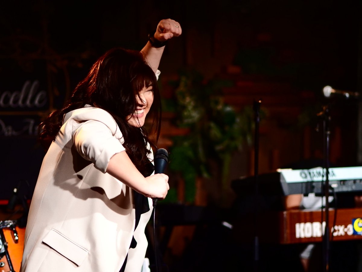 shakeeencom's tweet image. Janne Da Arc Night 出演者イケてるPhotoシリーズ✨️
※掲載許可済のものを紹介します
4th Act【Jewel La Pucelle】
全体のクオリティも凄かったですが、きゃべさんのメンバーの旨味(笑顔)を引き出すMC やパフォーマンスに脱帽✨️
約1名カメラ目線のカメラマンいますけど←
#JanneDaArc
#JDA