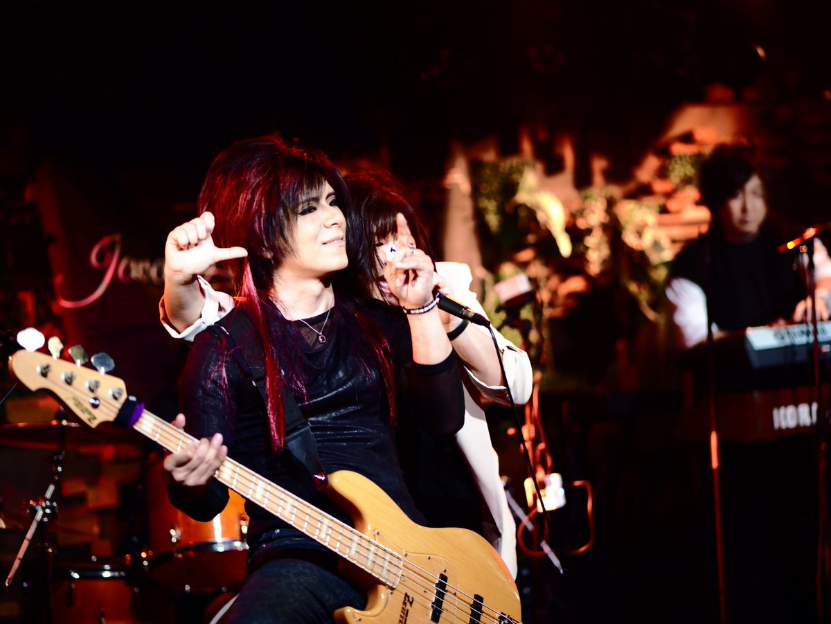 shakeeencom's tweet image. Janne Da Arc Night 出演者イケてるPhotoシリーズ✨️
※掲載許可済のものを紹介します
4th Act【Jewel La Pucelle】
全体のクオリティも凄かったですが、きゃべさんのメンバーの旨味(笑顔)を引き出すMC やパフォーマンスに脱帽✨️
約1名カメラ目線のカメラマンいますけど←
#JanneDaArc
#JDA