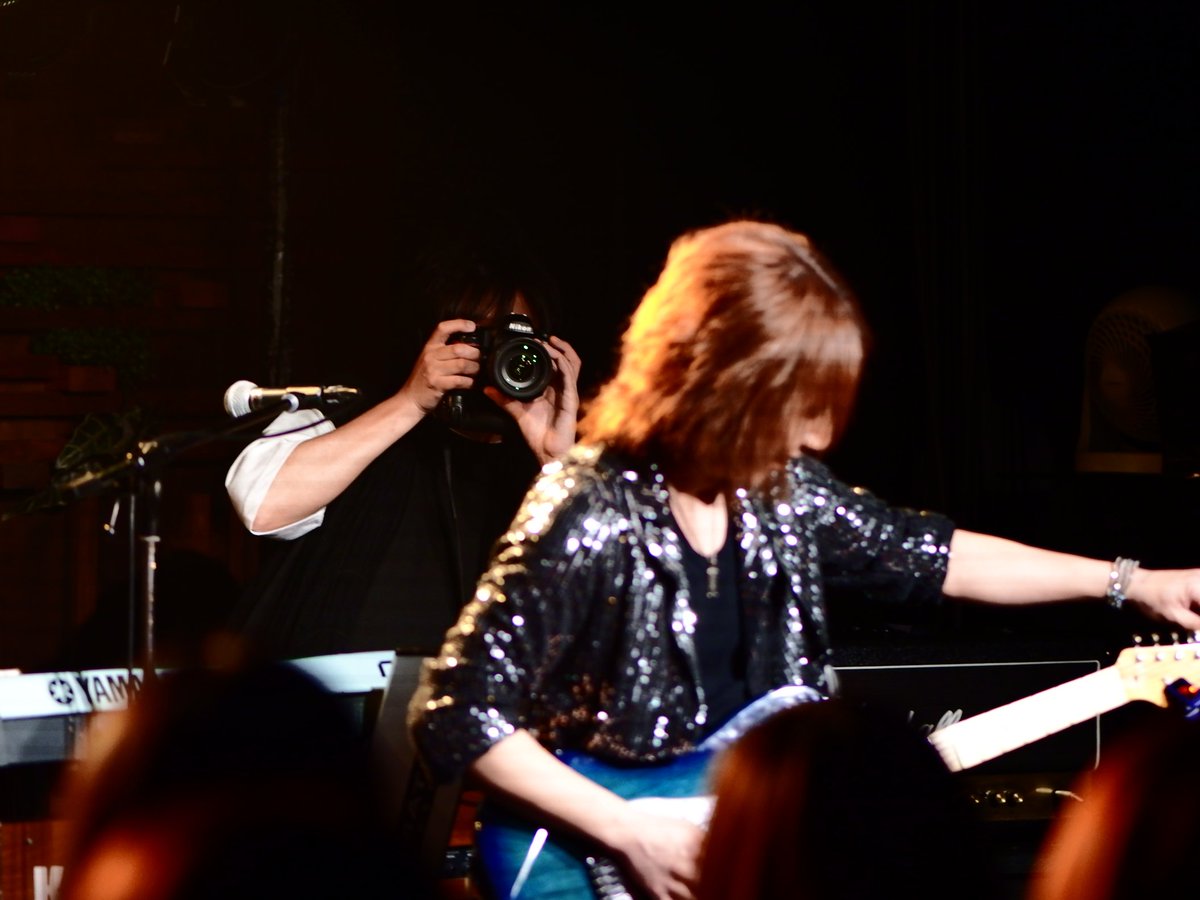 shakeeencom's tweet image. Janne Da Arc Night 出演者イケてるPhotoシリーズ✨️
※掲載許可済のものを紹介します
4th Act【Jewel La Pucelle】
全体のクオリティも凄かったですが、きゃべさんのメンバーの旨味(笑顔)を引き出すMC やパフォーマンスに脱帽✨️
約1名カメラ目線のカメラマンいますけど←
#JanneDaArc
#JDA