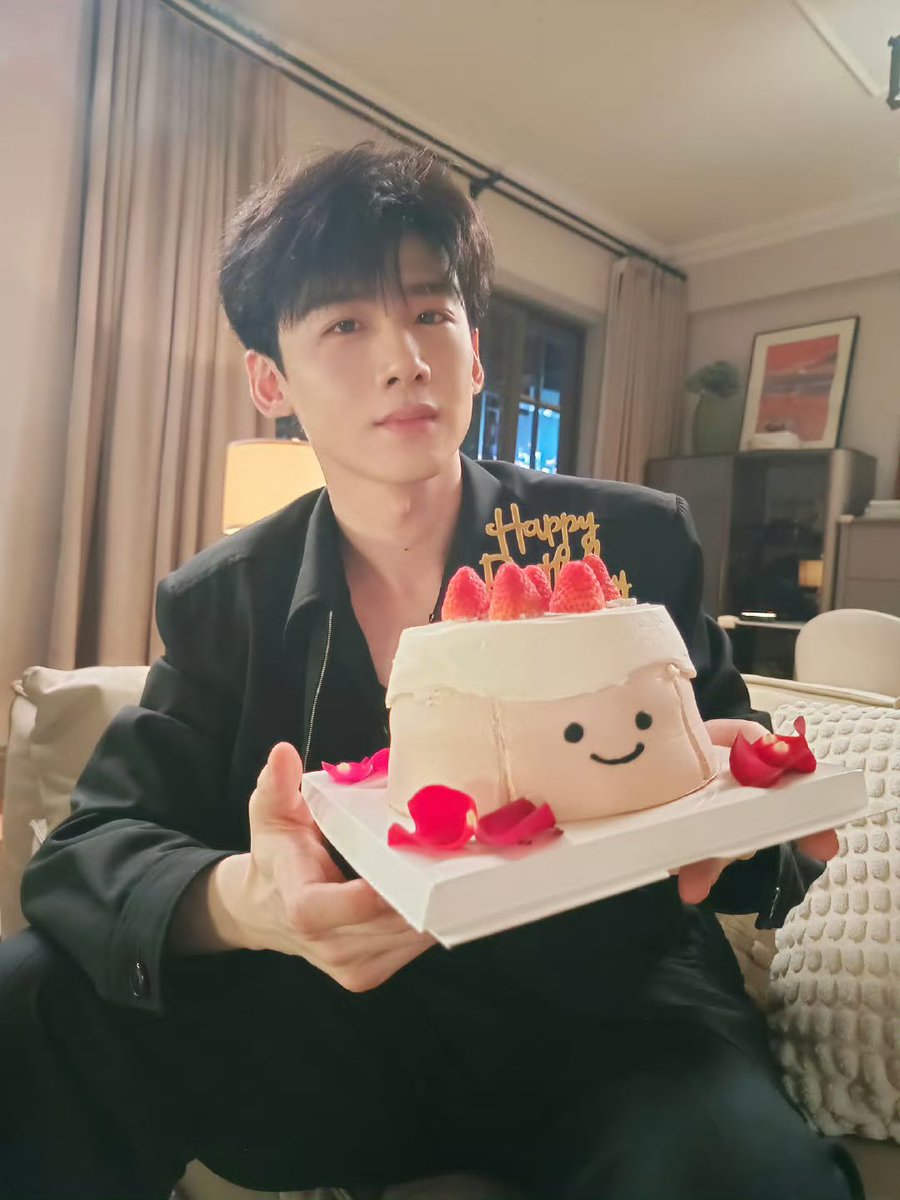 #WenYifan official weibo update.

“Thank you for remembering, the strawberry cake is delicious🍰”

#BaiJingting #TheFirstFrost #难哄