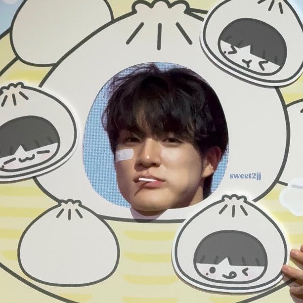 mcdtournesol's tweet image. ‘กรุณาอย่าจิ้มเก้วนะครับ .-◡-
กำลังนึ่งอยู่ในซึ้ง‘

เอ็นดูมาก ดูเจโน่เลือกหยิบของเล่น เป็นเก้วอะ ละดูในแก้มก็มีลูกอม 555555555555555 🥺