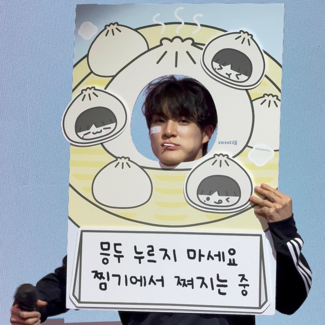 mcdtournesol's tweet image. ‘กรุณาอย่าจิ้มเก้วนะครับ .-◡-
กำลังนึ่งอยู่ในซึ้ง‘

เอ็นดูมาก ดูเจโน่เลือกหยิบของเล่น เป็นเก้วอะ ละดูในแก้มก็มีลูกอม 555555555555555 🥺