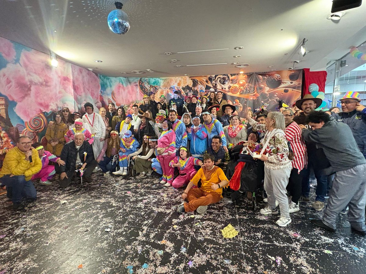 PPAguilas's tweet photo. Ayer, @AsociaAguilas, la Residencia San Francisco, la Residencia de Pensionistas Ferroviarios, el Centro Urci, @SMAguilas,  Asociación Águilas Down y Fundown, junto a los pjes del Carnaval, tanto infantiles como adultos, se unieron para celebrar el Carnaval en el Centro Comercial https://t.co/u350z0hG93