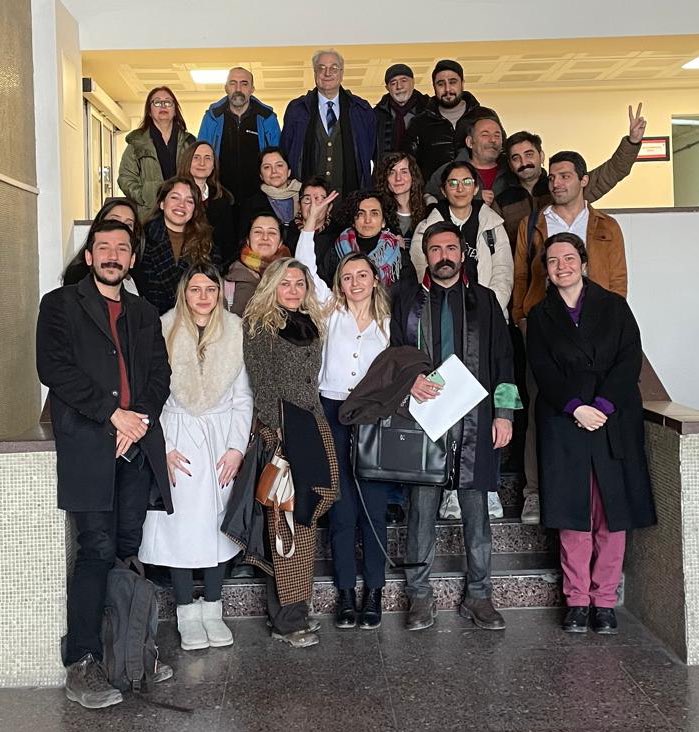 Dayanışma ve mücadele kazandı!

Dr. İlkay Çelik hakkında mesnetsiz iddialarla açılan ve bugün görülen dava ilk duruşmada beraat ile sonuçlandı. 

Umuyoruz ki hukuki bu karar gibi açılan idari soruşturmalar da bir an önce sonlanır,  gaspedilen çalışma ve eğitim hakkı iade edilir.