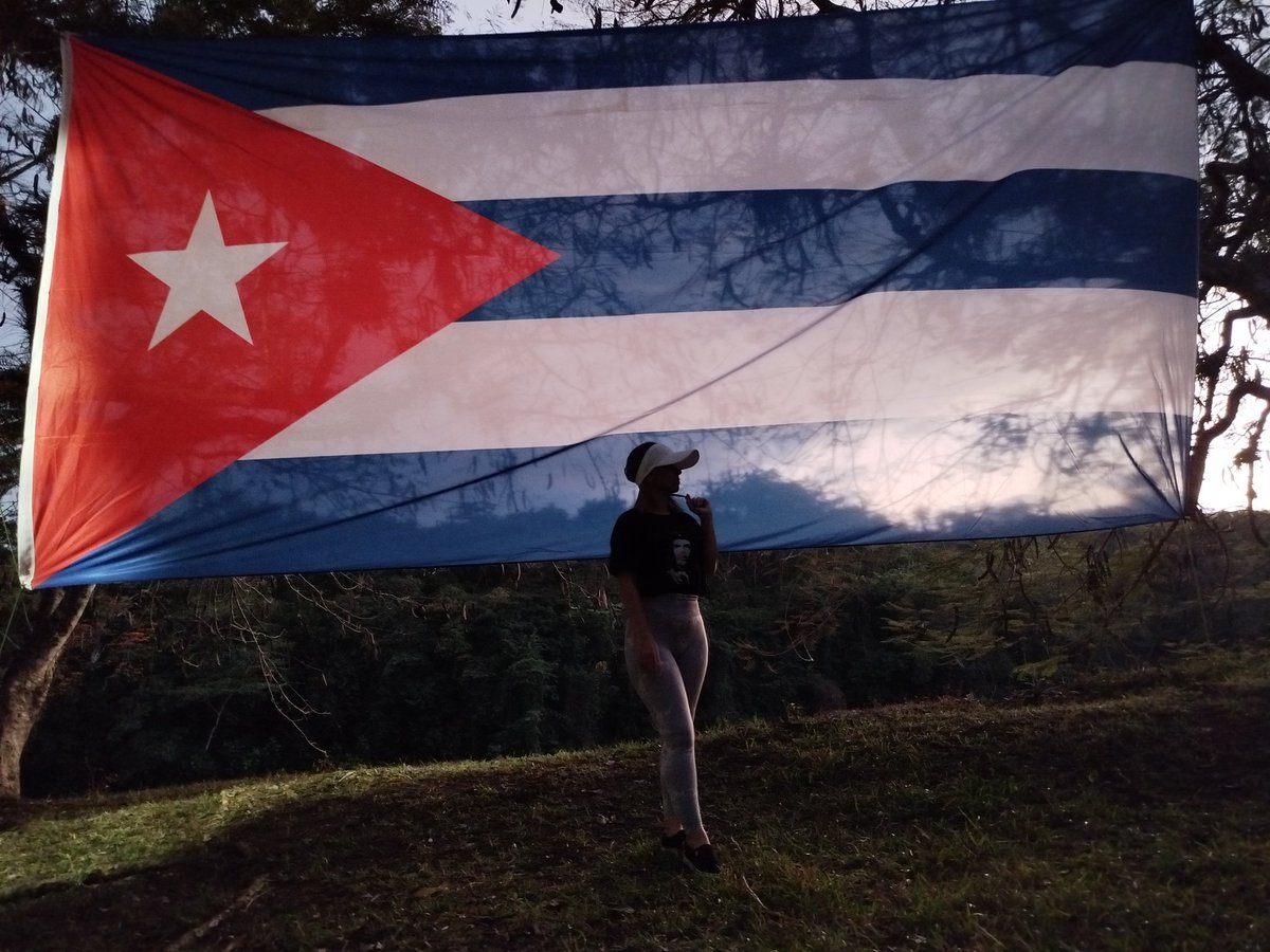 Buenos días patoelmundo ☕🌻 

Parafraseando a Cristóbal Colón:

Es la bandera 🇨🇺 más hermosa que ojos humanos han visto 😍

PD: A los que me extrañaban por acá, yo nunca me perdí, ahora fue que regresé 😁... Andaba por Santiago 🔥, ya les contaré ✍🏻...