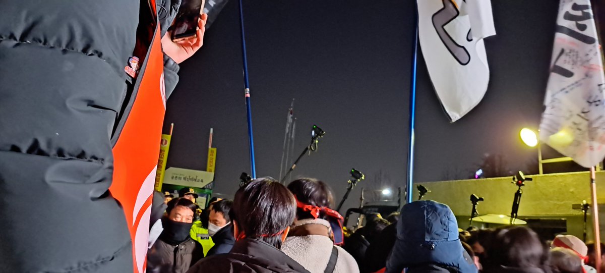 mockseocuse's tweet image. 굥찰이 쳐막아갖구 못 들어가고 잇는디 불법 집회니 현행범 어쩌구니 선동질 하고 잇음ㅋㅋㅋㅋㅋ
펜스에서 한 발자국씩 양쪽 다 떨어지기로 했는디 서울시 교육청 직원이랑 경찰은 움직이고 잇는지 잘 몰갯음ㅋㅋ
#서울시교육청
#서울경찰
#정근식교육감