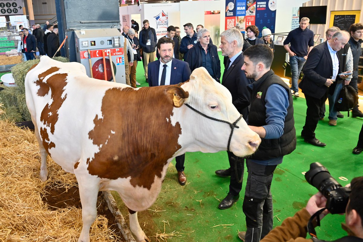 🔴 En direct du <a href="/Salondelagri/">Salon International de l'Agriculture</a> !

Fiers de nos lycéens, agriculteurs de demain

Sur le stand régional, <a href="/Pannekouckefabr/">Fabrice Pannekoucke</a> et <a href="/laurentwauquiez/">Laurent Wauquiez</a> ont mis à l’honneur 8 lycées agricoles en leur remettant la traditionnelle cloche régionale. 🔔

#SIA2025 #agriculture