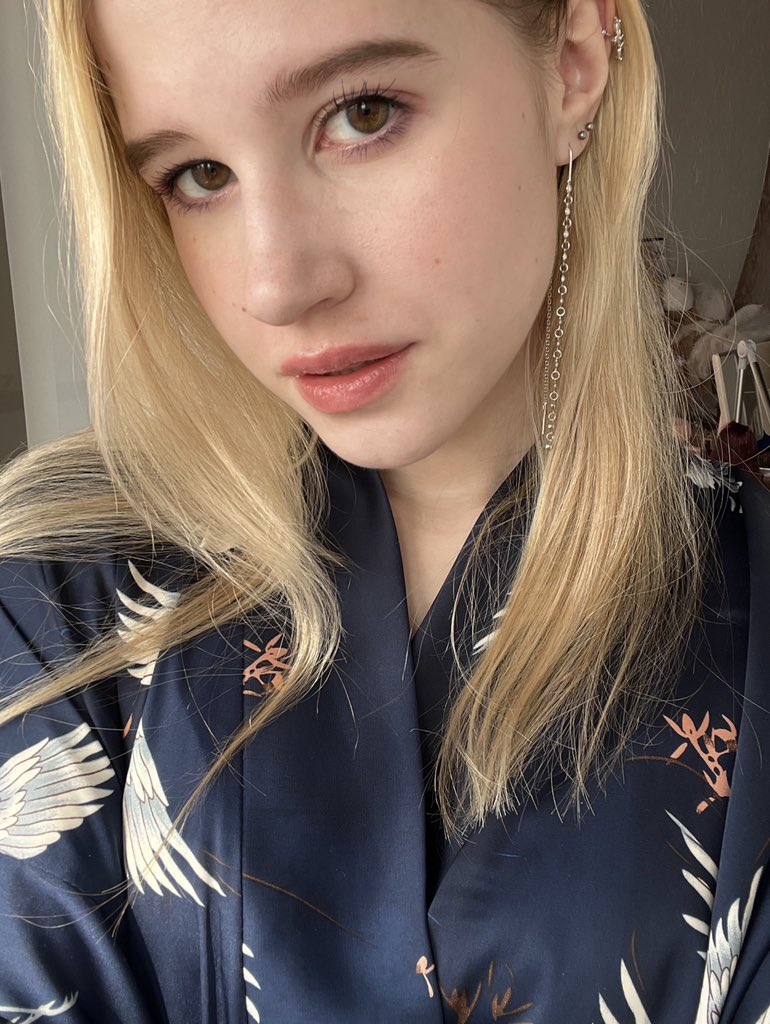 Late GM, fam💗
Have a good Wednesday 🤍

The day started at the institute, so I just came home and I'm trying to get in the mood to draw 🥹