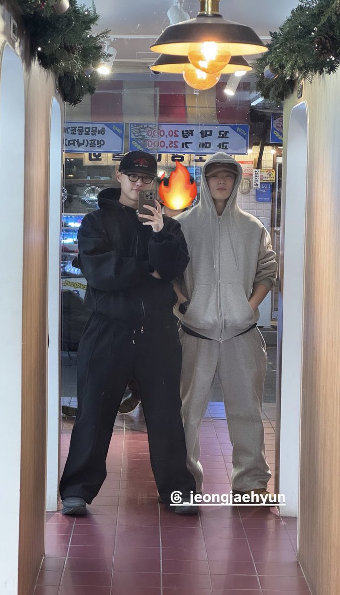 hourlyjaeh's tweet image. woodz instagram story with jaehyun 🔥