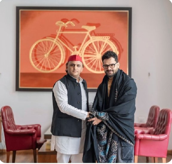 आदरणीय राष्ट्रीय अध्यक्ष जी से मुलाकात की
भोजपुरी के सुपरस्टार खेसारी लाल यादव जी 
❤️🙏