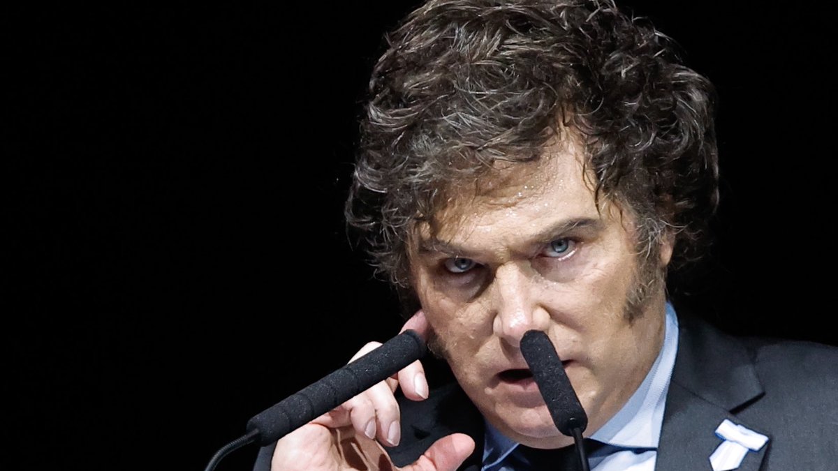 Si la causa de Milei avanza hasta última instancia, la Corte Suprema tendría que definir la sentencia. Ayer el Presidente puso de manera INCONSTITUCIONAL 2 JUECES, o sea, digamos, compuso el 40% DE LA CORTE.

Todo lo que hace Milei es PARTE DE UNA ESTAFA, que lo beneficia A EL