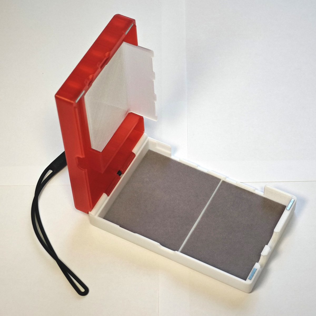 Trimui Brick👉3 in 1 Magnetic Storage Box.
1️⃣Protective case function.
2️⃣Controller mode.
3️⃣Bracket mode.

#trimui #trimuibrick #minihandheld