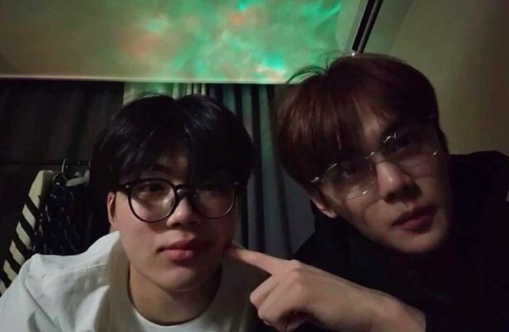 ㅤ
Mama. A stupid cat beside me.
ㅤ