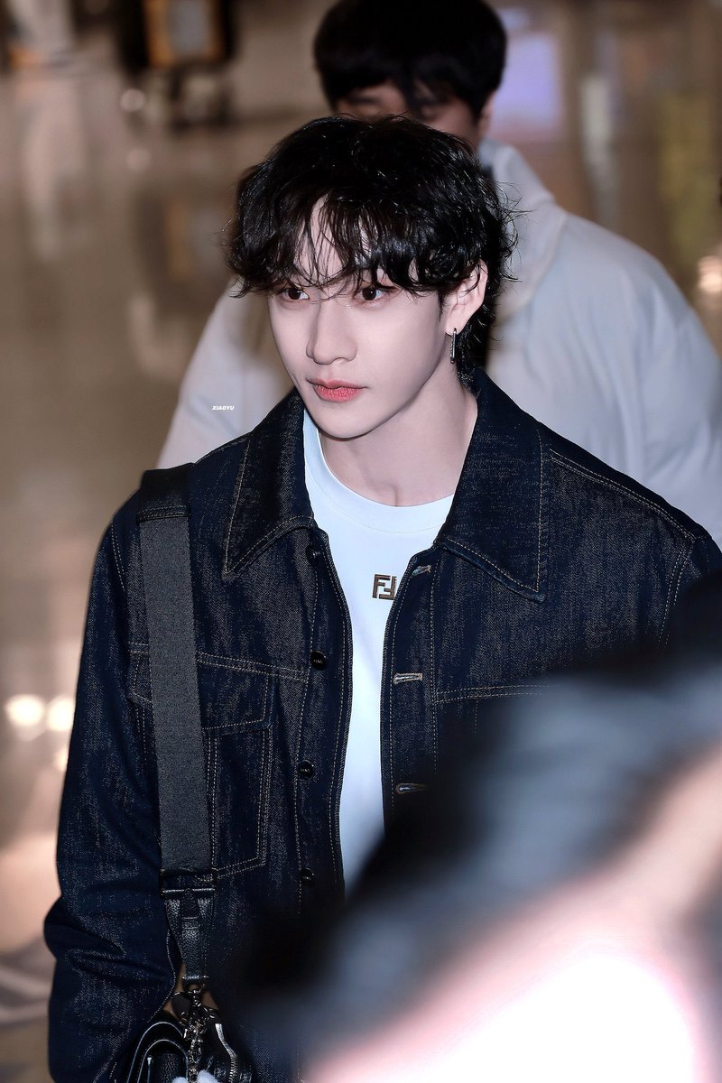 bxxxxxxxxg's tweet photo. ㅈㄴ잘생겼다 https://t.co/JZiSkDZwWH
