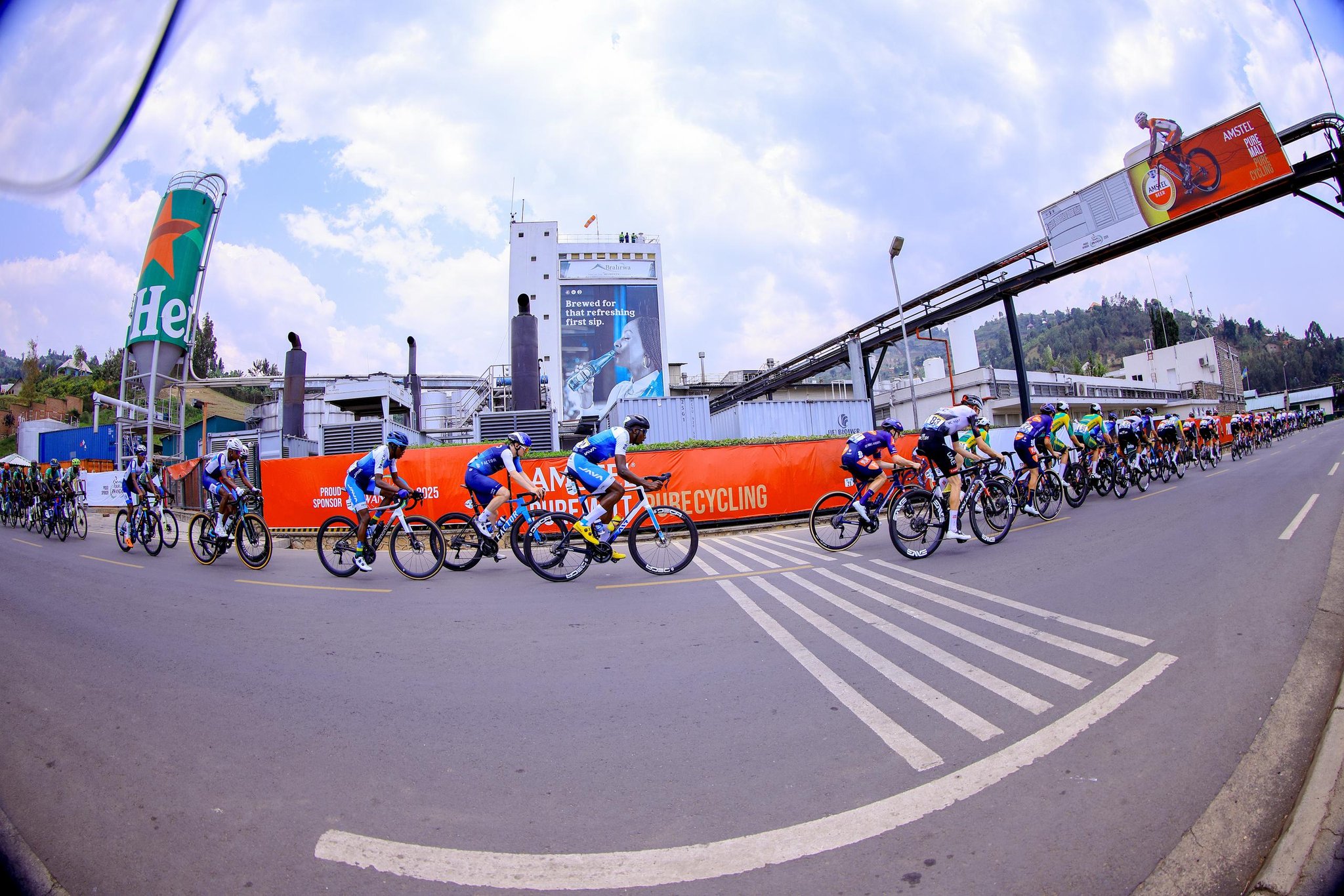 GkthHKIWEAAK_hR?format=jpg&name=large