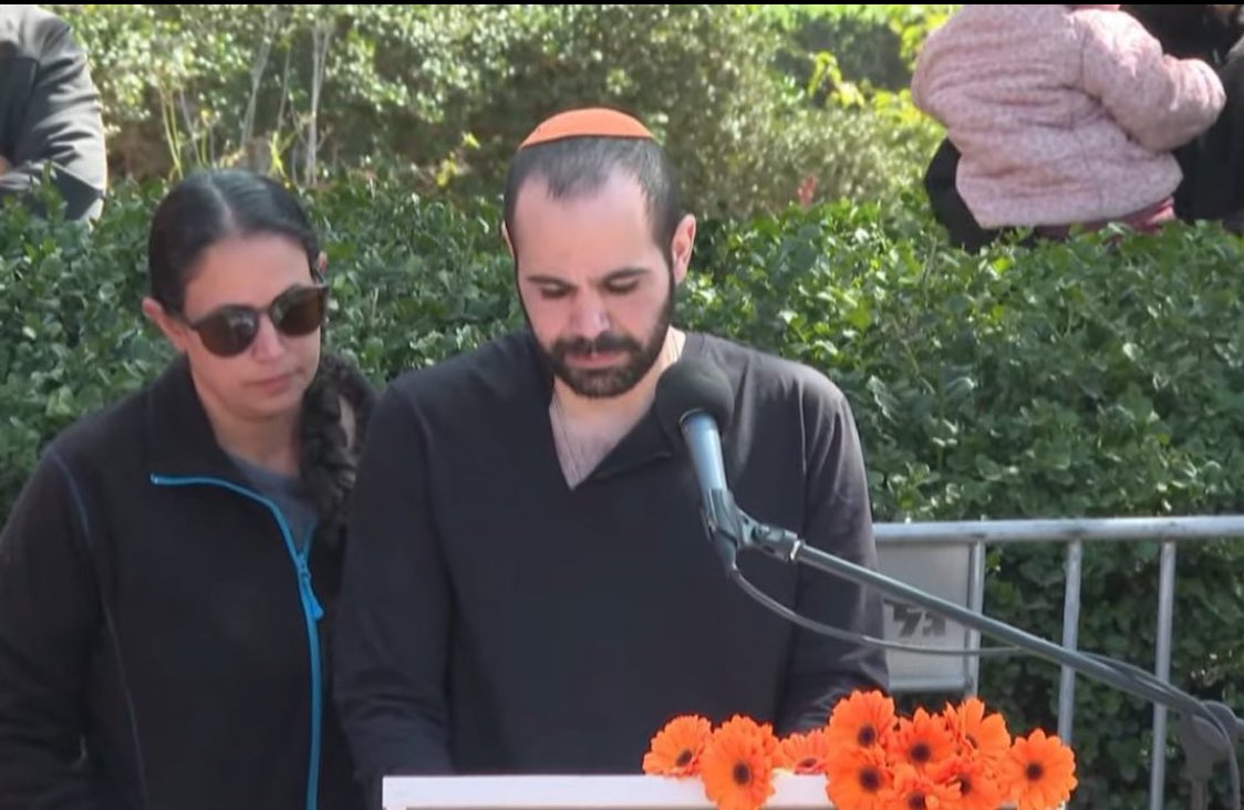 Este hombre que estuvo 500 días secuestrado está despidiendo a su mujer e hijos asesinados en cautiverio después de arrancarlos de sus casas. 
Los humanos hoy tenemos el corazón roto. 
Ni olvido, ni perdón ni piedad.
#BibasFamily