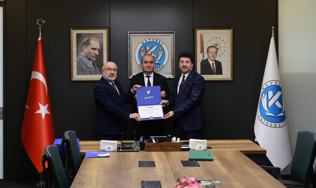 Organik Tarım Programımız kalite standartlarını karşılayarak akreditasyon belgesi almaya hak kazanmıştır.MEDEK yönetim kurulu başkanı Sayın Prof. Dr. Mehmet SARI BIYIK ve Rektörümüz Sayın Prof. Dr Kurtuluş KARAMUSTAFA tarafından Md. Yrd. Dr. Öğr. Üyesi Murat KAYA'ya teslim edildi