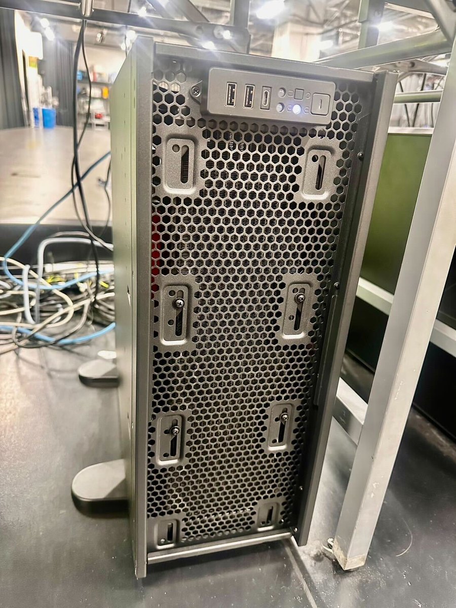 Lategra_inc's tweet image. スタジオ設備拡張でshogun用PCを新規で購入しました‼️
なんと #ThreadripperPro 入りです✨

#VTuber #個人VTuber #スタジオ設備