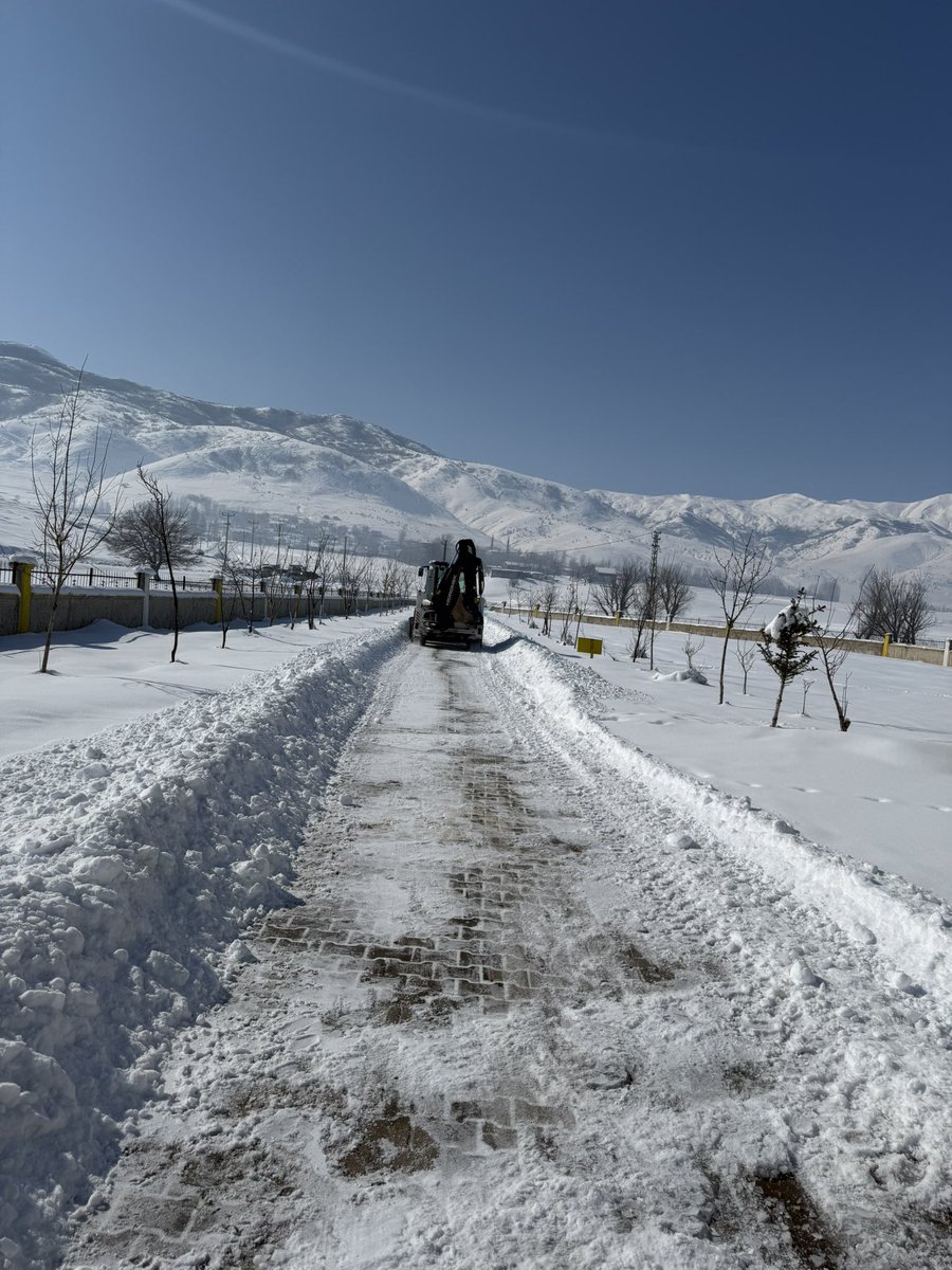 musta_bugun's tweet photo. İlimizin yüksek kesimlerinde etkili olan tipi, açılan köy yollarını ulaşıma kapanmasına neden oluyor.

🚜👷‍♂️Kapanan köy yollarını ulaşıma açmak amacıyla İl Özel İdaresinin çalışmaları devam etmektedir
#Muş #Kar #Kış
@musilozelidare https://t.co/x4vVzP6vB5