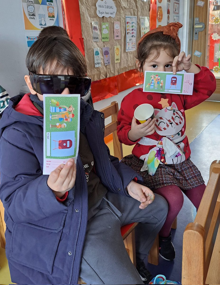 ZekiyenurDeniz1's tweet photo. Tren vagonlarını keşfettik!Yataklı vagon, yemekli vagon,yolcu vagonu ve yük vagonu gibi farklı vagon türlerini öğrendik,eğlenceli bir drama ile pekiştirdik.Bahçeşehir Turizm ile çıktığımız keyifli tren yolculuğunda çocuklar hem hayal güçlerini kullandı hem de yaşayarak öğrendi🚂 https://t.co/35BRvkTJbC