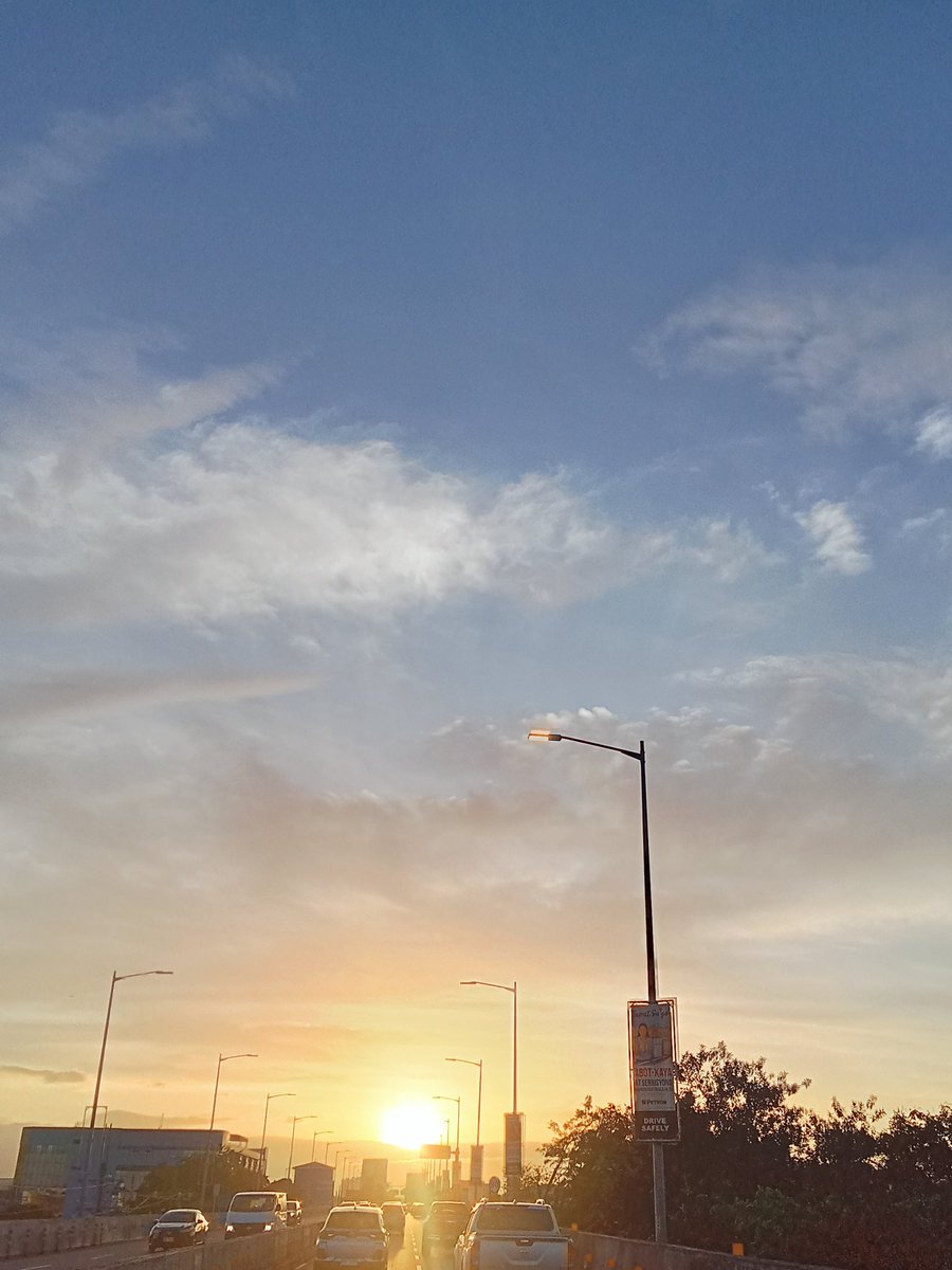 syra9282's tweet photo. Golden rays embrace,
whispers dance on gentle breeze,
warmth in tender light.

#haiku #lovehaiku https://t.co/O3P7Jqzw6z