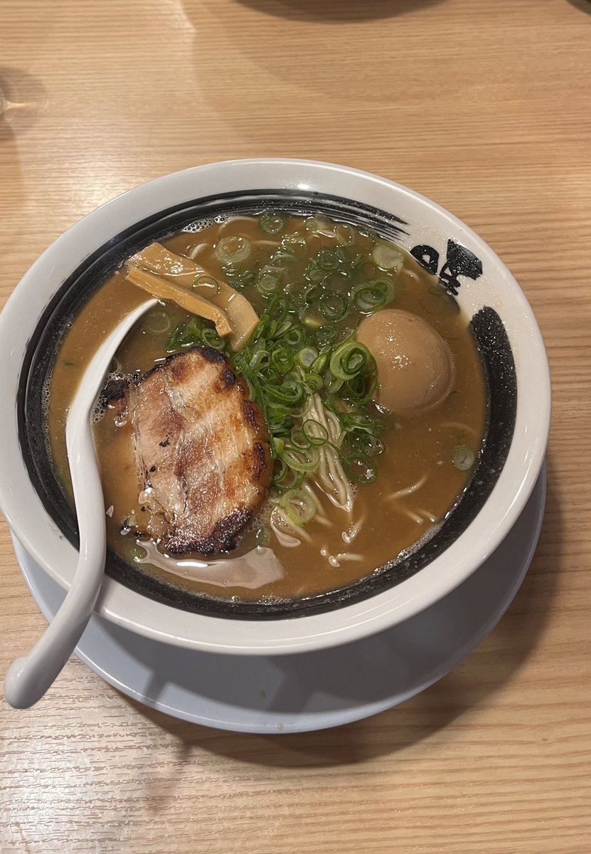 なんか最近誘われてラーメン食べる機会多くて自分から好んで行くこと無かったから美味しさに感動してるハマりそう🍜