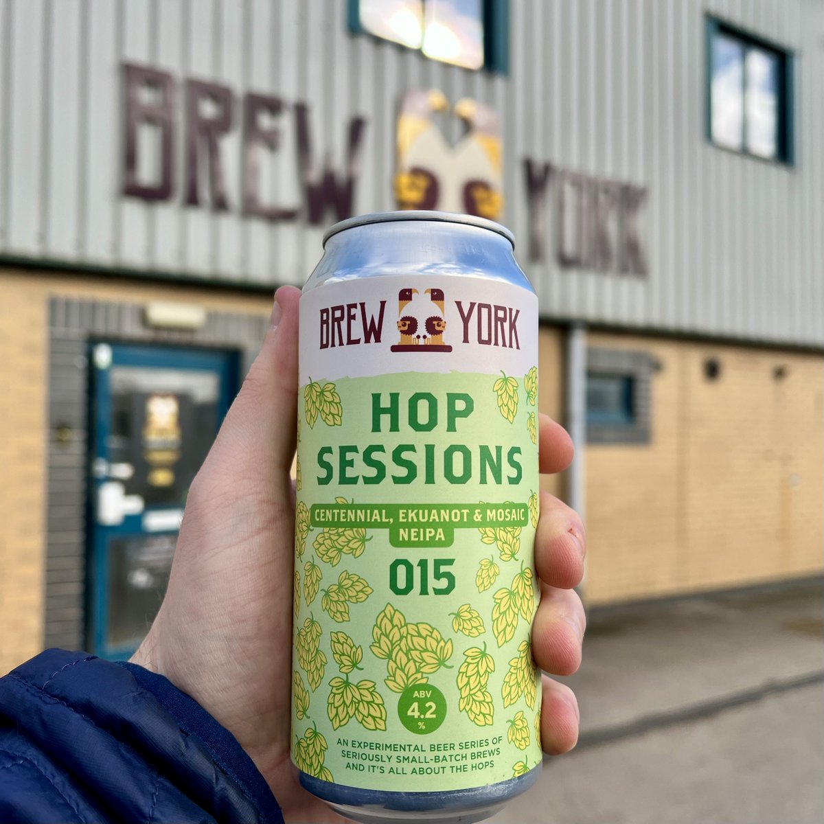 HandleyTap's tweet image. 📣 NEW IN THE FRIDGE | HOP SESSIONS 015 📣
Welcome back to the Brew York Hop Sessions. In our most recent batch, our team have combined Centennial, Ekuanot &amp;amp; Mosaic hops to create a refreshing New England IPA. Available now in the fridge here at Handley Tap!