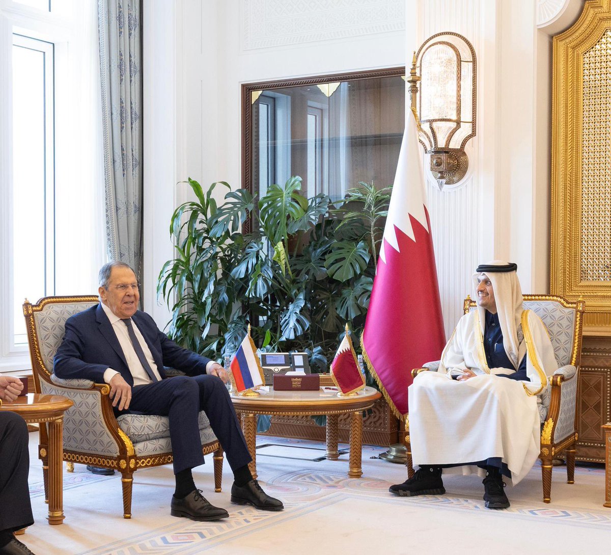 🇷🇺🇶🇦| معالي <a href="/MBA_AlThani_/">محمد بن عبدالرحمن</a> رئيس مجلس الوزراء وزير الخارجية يستقبل في الديوان الأميري وزير الخارجية الروسي

جرى خلال المقابلة استعراض علاقات التعاون بين البلدين وسبل دعمها وتطويرها، لا سيما في مجال التكنولوجيا، ومستجدات الأزمة الروسية الأوكرانية

#مرسال_قطر | #قطر