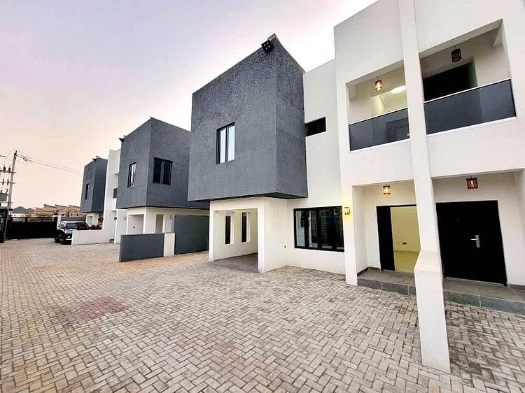 BALLers_ng's tweet photo. This pristine 3-bedroom semi-detached home with a spacious BQ offers the perfect family living space in Chevron, Lagos. Find this and more exclusive listings on https://t.co/aaqHJVu4MX. https://t.co/yf0qdqhDaC