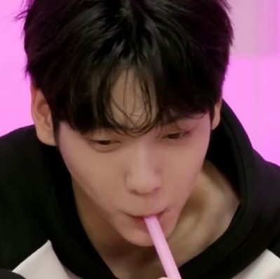 빨대로 음료수 마실때마다 보조개 뾱 생기는거 커염짐