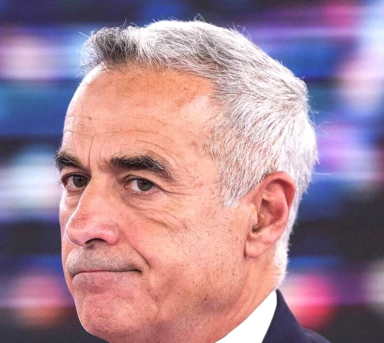 f_philippot's tweet photo. Dictature !

À l’instant, alors Călin #Georgescu était en route pour aller présenter sa candidature à la nouvelle élection présidentielle roumaine, il a été arrêté en pleine circulation et il a été emmené au bureau du Parquet général pour être interrogé, avec mandat d’arrêt !

Voilà ce que vient d’annoncer son service de communication ! (cf : https://t.co/Qf68EubBur)

La tyrannie européiste veut à tout prix empêcher celui qui veut sortir son pays de l’UE et l’OTAN d’être candidat puis élu. 
Détruisons vite l’UE ! #Frexit #Roumanexit 🇫🇷🇷🇴