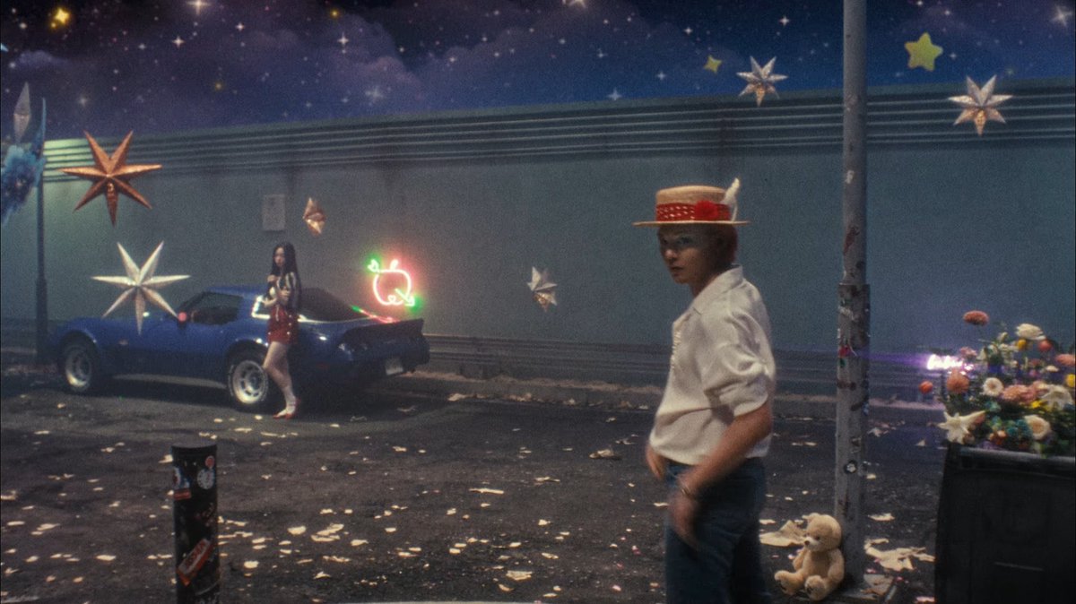 onpredictabel's tweet image. ⠀
“Jalan besok pake putih aksesoris merah ya!”
“Ke mana?”
“Nemu studio bagus blink blink gitu, pasti suka”

Jadilah cekrek cekrek.
⠀