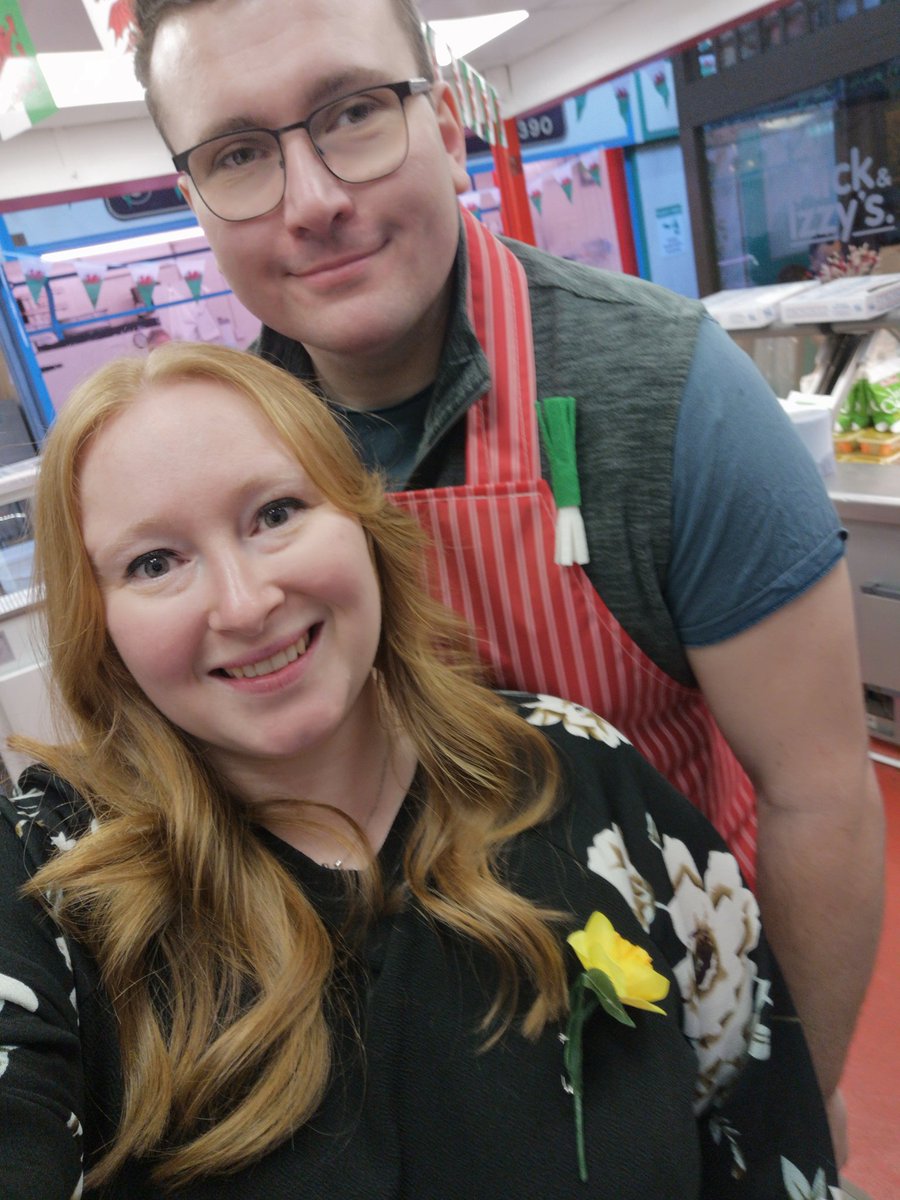 Waiting to meet the Prince and Princess of Wales at KMG Poultry in Pontypridd Indoor Market ✨