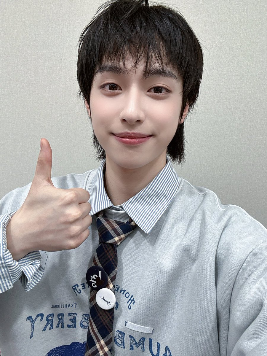 XH_official's tweet photo. [ #Xtra_Scenes ]

저속 노화 식단만큼 건강에 이로운 가온 셀카 도착😋✨

이제 가온이가 귀엽다고 말하기도 지쳤어... 하지만 귀여워❤

#XdinaryHeroes #엑스디너리히어로즈
#가온 #Gaon
#WE_ARE_ALL_HEROES
#쇼챔피언 #SHOWCHAMPION https://t.co/MkCjEIv4UV