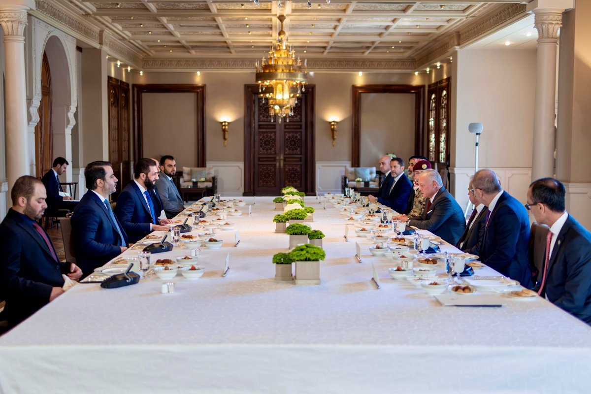 أكد جلالة الملك عبدالله الثاني لدى لقائه الرئيس السوري أحمد الشرع في عمان، وقوف #الأردن إلى جانب الأشقاء السوريين في إعادة بناء بلدهم عبر عملية يشارك فيها مختلف مكونات الشعب، بما يضمن وحدة #سوريا وأمنها واستقرارها