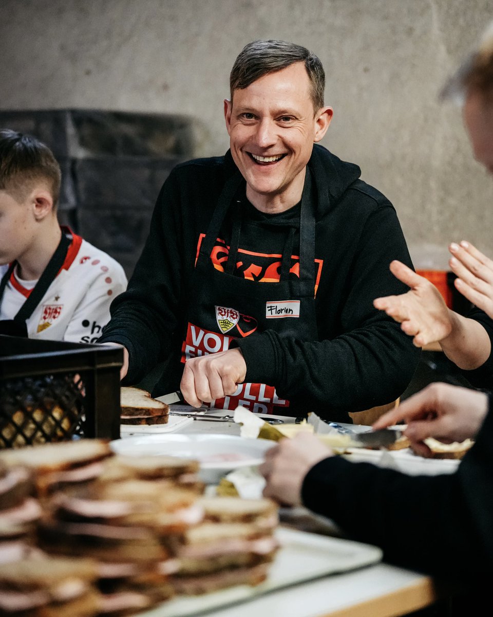 VfB's tweet photo. Weiß-rotes Engagement für die Vesperkirche Stuttgart ⚪️🔴

Die VfB-Stiftung unterstützt die Stuttgarter Vesperkirche jährlich an einem VfB-Tag, an dem Mitarbeiter, Profi-Spieler, Trainer und Verantwortliche mit anpacken und finanziert zudem diesen Tag inklusive des Essens.

#VfB https://t.co/H8tLGjwVVp
