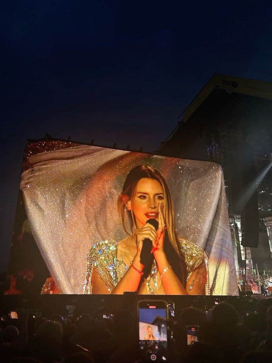 greatestptl's tweet photo. lana del rey is the prettiest woman ever https://t.co/wY4rVks9MI