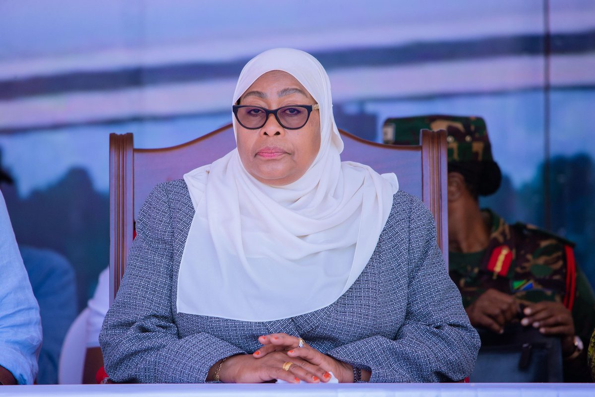 ikulumawasliano's tweet photo. Rais wa Jamhuri ya Muungano wa Tanzania Mhe. Dkt. Samia Suluhu Hassan akiwahutubia wananchi wa Wilaya ya Pangani kwenye mkutano wa hadhara uliofanyika katika uwanja wa kumba  ikiwa ni muendelezo wa ziara yake ya kikazi mkoani Tanga tarehe 26 Februari, 2025. https://t.co/5FDEWDaEmj