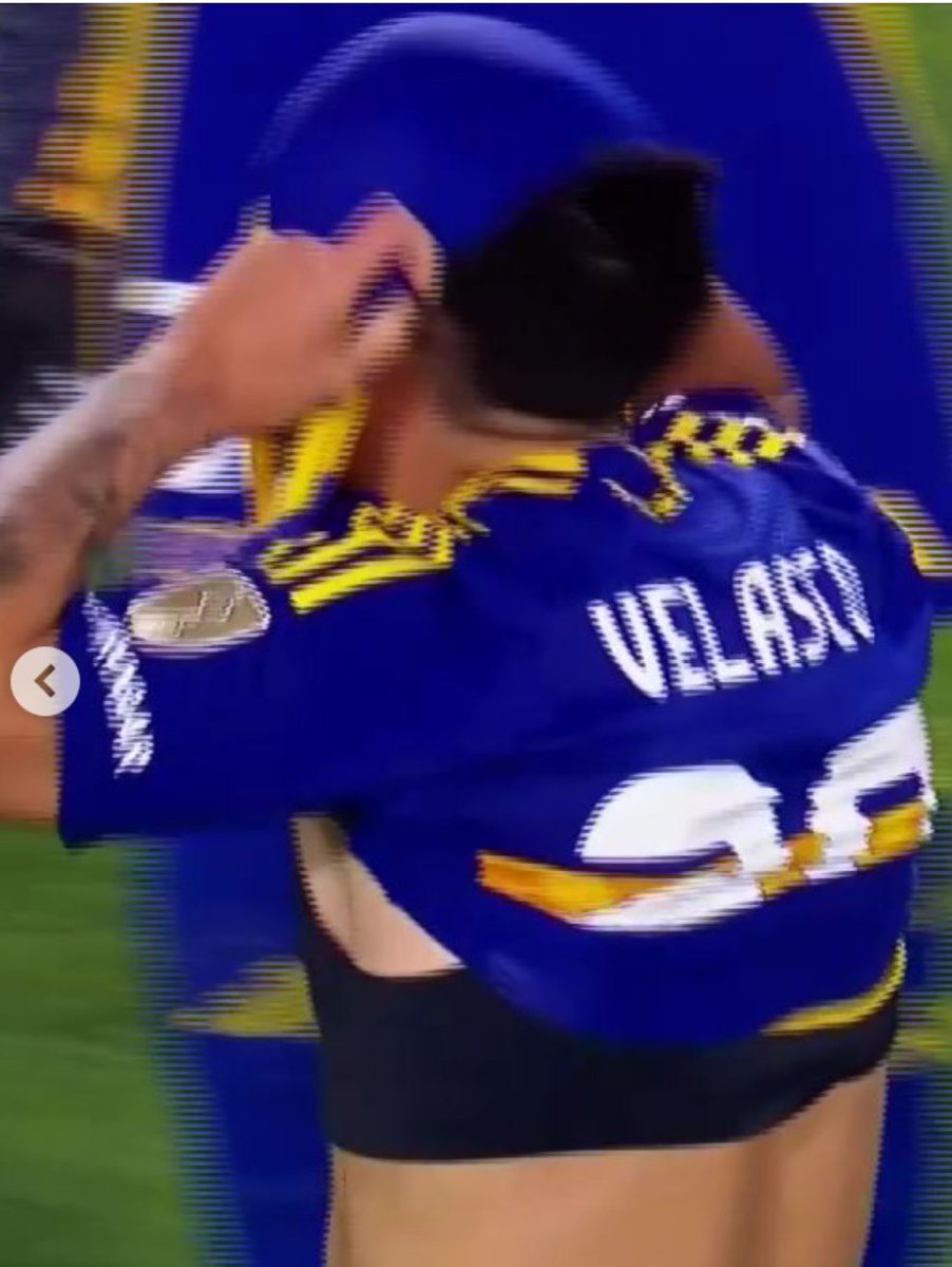 - El DT se esconde en el banco
- El capitán gana el sorteo y elige empezar atajando
- El 1, figura de la serie y con 20 años de experiencia, elige no atajar
- El quinto lo patea un pibito tan cagado que no podía levantar un centro
Acéfalos de conducción, nos suicidamos en casa.