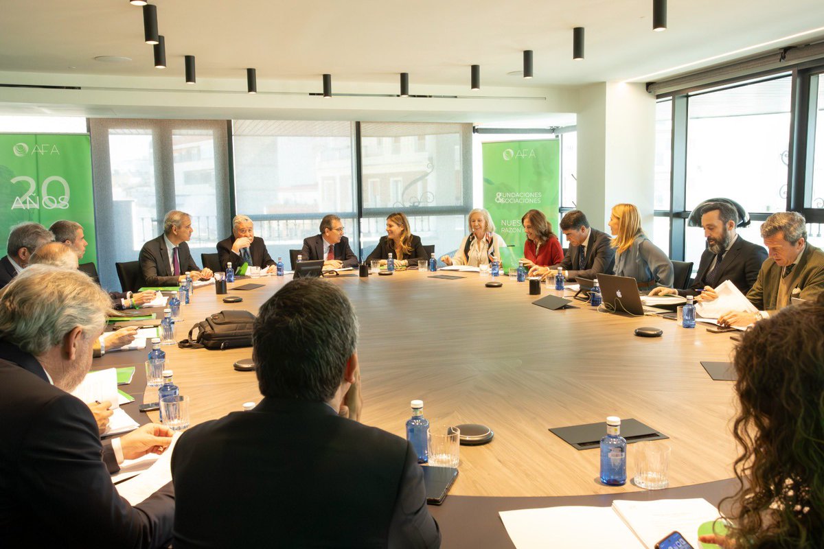 La presidenta de la <a href="/FundacionMagtel/">Fundación Magtel</a>, Auxiliadora López Magdaleno, da la bienvenida al presidente de la <a href="/afandaluzas/">AFA</a>, Antonio Pulido y a los miembros de la Junta Directiva de AFA: “Un honor acoger esta reunión para seguir fortaleciendo el sector fundacional en Andalucía”.