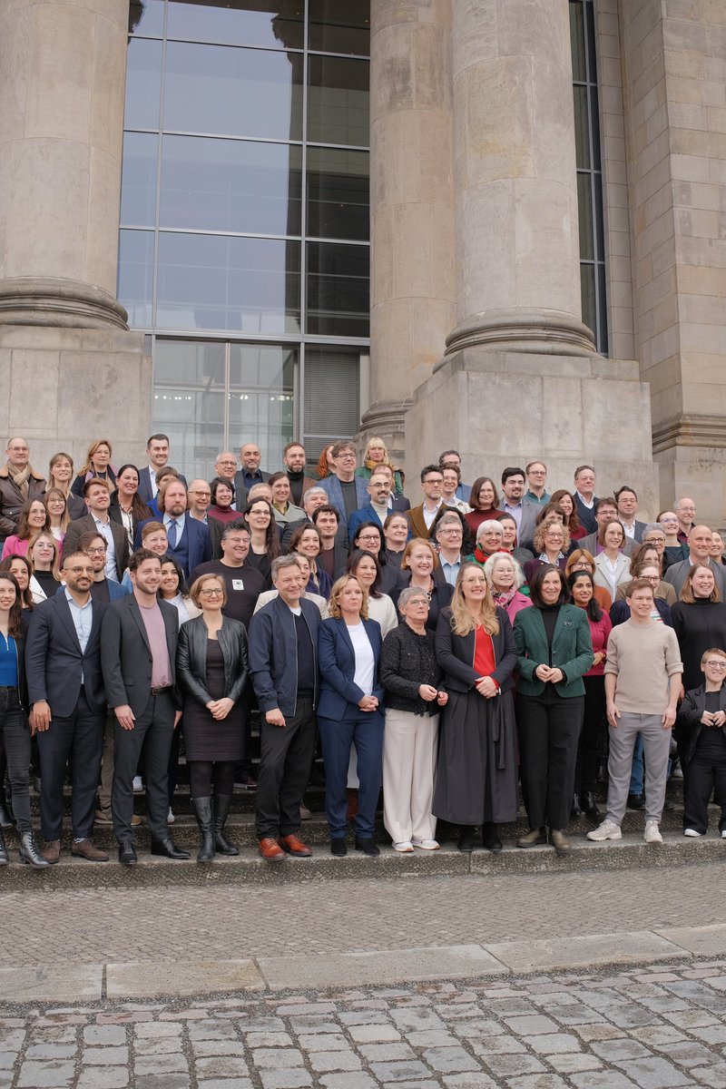 Vielfältig, stark und mit 61,2% Frauen! Mit unserer neuen Bundestagsfraktion kämpfen wir weiter für eine vielfältige, weltoffene, klimagerechte, friedliche Welt. 🌻